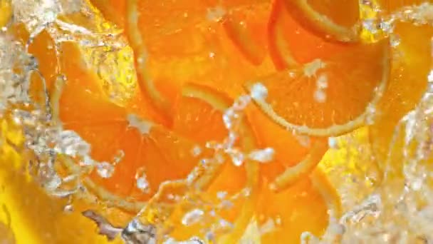 新鮮なオレンジのスライスの超スローモーションショット1000 Fpsで水の渦に落ちます 4Kで高速シネマカメラで撮影 — ストック動画
