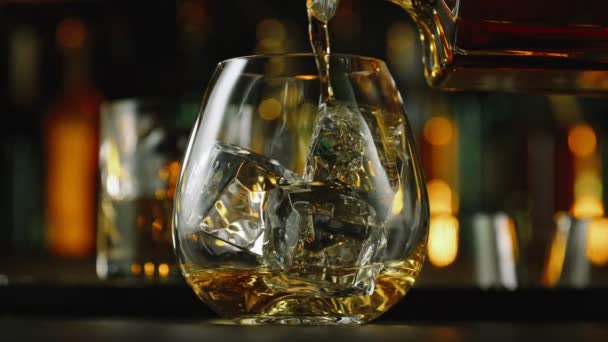 Szuper Lassú Mozgású Alkohol Üvegbe Öntése Jégkockákkal Bárban 1000Fps Fényképezte — Stock videók
