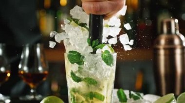 Mojito Taze İçeceği Hazır Etmenin Süper Yavaş Çekimi, Kamera Hareketi 'nde 300 fite ayarlandı. 4K 'da Yüksek Hız Sinema Kamerası ile çekildi..