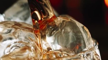 Buz küpleri üzerine taze Cola Lemonade 'nin Süper Yavaş Çekimi, 300 fps' de. Yüksek Hız Sinema Kamerası, 4k.