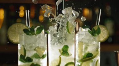 Mojito Taze İçeceği Hazır Etmenin Süper Yavaş Çekimi, Kamera Hareketi 'nde 300 fite ayarlandı. 4K 'da Yüksek Hız Sinema Kamerası ile çekildi..