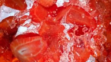 Limonata Whirl 'e 1000 fps hızla düşen Süper Yavaş Çilek Çekimi. 4K 'da Yüksek Hız Sinema Kamerası ile çekildi..