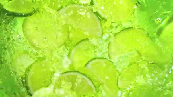Super Slow Motion Shot Fresh Limetové Plátky Padá Lemonade Whirl — Stock video
