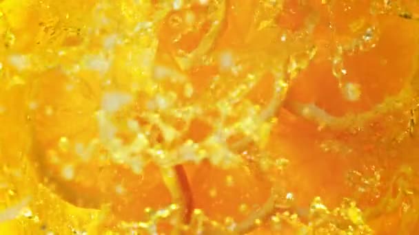 Super Slow Motion Shot Fresh Orange Slices Falling Lemonade Whirl — Stock Video