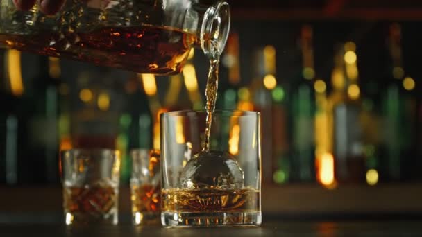 Super Slow Motion Shot Verter Whisky Vidrio Con Cubo Hielo — Vídeo de stock