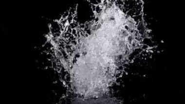 Black on Black 'ten izole edilmiş haldeki Gerçek Su Sıçrama Patlamasının Süper Yavaş Çekimi 1000fps. 4K 'da yüksek hızlı sinema kamerası ile çekildi...