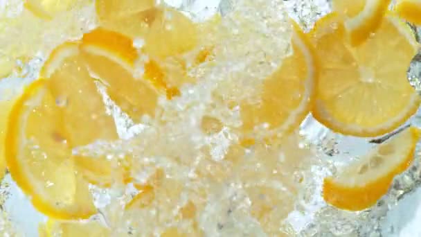 Super Slow Motion Shot Fresh Lemon Slices Falling Water Whirl — Αρχείο Βίντεο