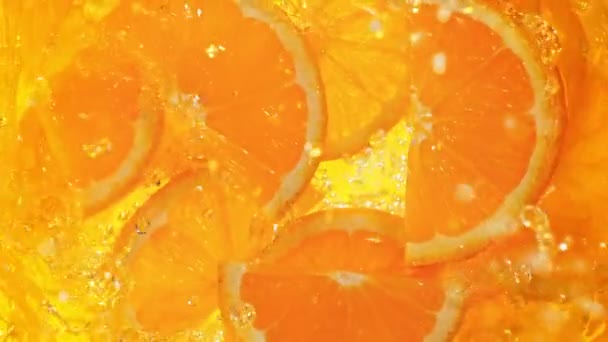 新鮮なオレンジのスライスの超スローモーションショット1000 Fpsでレモネードウィールに落ちます 4Kで高速シネマカメラで撮影 — ストック動画
