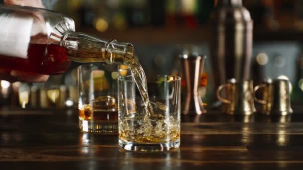 Super Slow Motion Shot Verser Whisky Dans Verre Avec Glaçons — Video