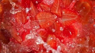 Süper Yavaş Çekim Taze Çilekler 1000 Fps hızla Su Fırıldağına Düşüyor. 4K 'da Yüksek Hız Sinema Kamerası ile çekildi..