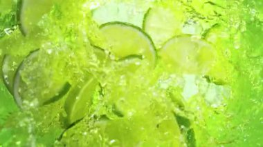 Limonata Whirl 'e 1000 fps hızla düşen taze limon dilimlerinin Süper Yavaş Çekimi. 4K 'da Yüksek Hız Sinema Kamerası ile çekildi..