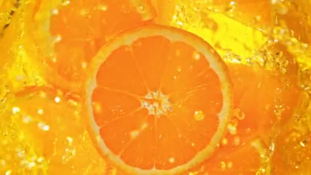 Super Slow Motion Shot Orange Slies Falling Lemonade Whirl 1000 — стоковое видео