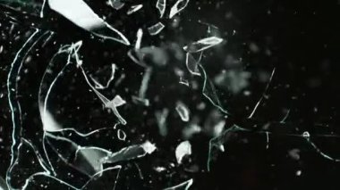 Gerçek Mermi Kırığı 'nın Süper Yavaş Çekimi Kara Arkaplan' da izole edildi. Yüksek hızlı sinema kamerasıyla çekildi, 4K.
