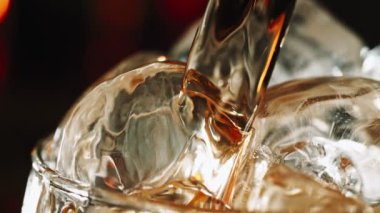 Buz küpleri üzerine taze Cola Lemonade 'nin Süper Yavaş Çekimi, 300 fps' de. Yüksek Hız Sinema Kamerası, 4k.