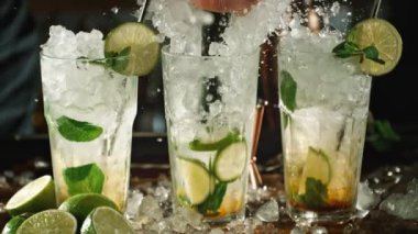 Mojito Taze İçeceği Hazır Etmenin Süper Yavaş Çekimi, Kamera Hareketi 'nde 300 fite ayarlandı. 4K 'da Yüksek Hız Sinema Kamerası ile çekildi..