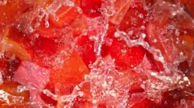 Limonata Whirl 'e 1000 fps hızla düşen Süper Yavaş Çilek Çekimi. 4K 'da Yüksek Hız Sinema Kamerası ile çekildi..