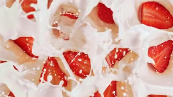 超级慢动作的新鲜草莓以1000Fps的速度掉进旋转的奶油中 以4K高速电影摄影机拍摄 — 图库视频影像