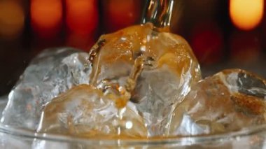 Süper Yavaş Çekim Taze Kola Limonatasını Buzlu Limonata ve Kamera Hareketi 'nin 300 metre derinliğinde. Yüksek Hız Sinema Kamerası, 4k.