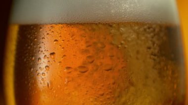 Süper Yavaş Hareket Detaylı Fizzing Fresh Birası 'nın 1000fps' te çekilmesi. 4K 'da Yüksek Hız Sinema Kamerası ile çekildi.