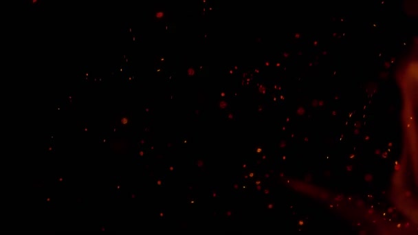 超级慢镜头的火和火花隔离在黑色背景下 每秒1000Fps 用高速电影摄影机拍摄 — 图库视频影像