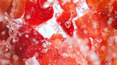 Limonata Whirl 'e 1000 fps hızla düşen Süper Yavaş Çilek Çekimi. 4K 'da Yüksek Hız Sinema Kamerası ile çekildi..