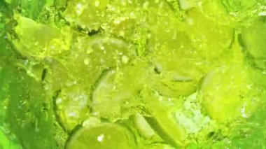 Limonata Whirl 'e 1000 fps hızla düşen taze limon dilimlerinin Süper Yavaş Çekimi. 4K 'da Yüksek Hız Sinema Kamerası ile çekildi..