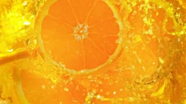 Süper Yavaş Çekim Portakal Dilimleri Limonata Whirl 'e 1000 fps hızla düşüyor. 4K 'da Yüksek Hız Sinema Kamerası ile çekildi..