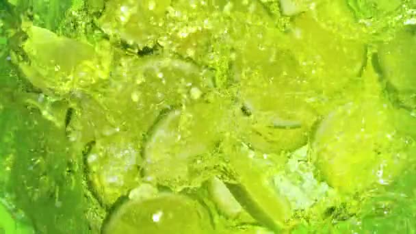 Super Slow Motion Shot Fresh Lime Slices Πέφτοντας Lemonade Whirl — Αρχείο Βίντεο