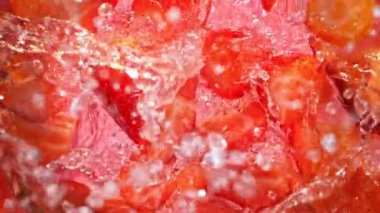 Limonata Whirl 'e 1000 fps hızla düşen Süper Yavaş Çilek Çekimi. 4K 'da Yüksek Hız Sinema Kamerası ile çekildi..