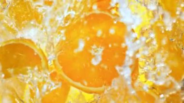 Taze Portakal Dilimlerinin Süper Yavaş Çekimi 1000 fps hızla su girdabına düşüyor. 4K 'da Yüksek Hız Sinema Kamerası ile çekildi..