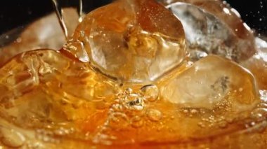 Buz küpleri üzerine taze Cola Lemonade 'nin Süper Yavaş Çekimi, 300 fps' de. Yüksek Hız Sinema Kamerası, 4k.