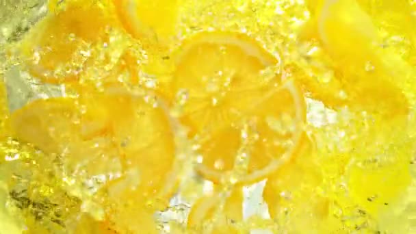 新鲜柠檬片的超级慢动作镜头以1000发的速度滑向柠檬水漩涡 用4K高速电影摄影机拍摄 — 图库视频影像