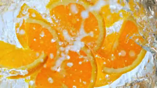 Супер Повільний Постріл Свіжих Апельсинових Шматочків Падають Водяний Шум Швидкістю — стокове відео