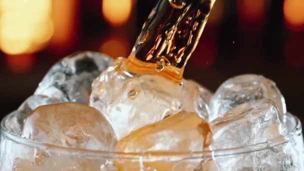Super Slow Motion Shot Pouring Fresh Cola Lemonade Cubos Gelo — Vídeo de Stock