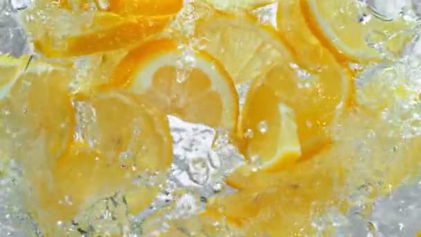 Супер Медленное Движение Слайсов Лимона Падающих Вихрь Воды Скоростью 1000 — стоковое видео