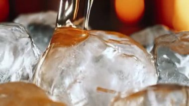 Buz küpleri üzerine taze Cola Lemonade 'nin Süper Yavaş Çekimi, 300 fps' de. Yüksek Hız Sinema Kamerası, 4k.