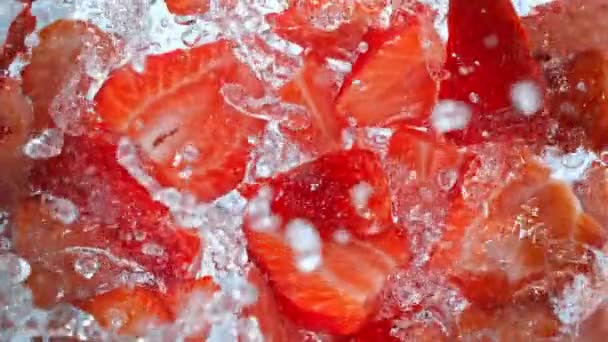 新鮮なイチゴの超スローモーションショット1000 Fpsで水の毛に落ちます 4Kで高速シネマカメラで撮影 — ストック動画