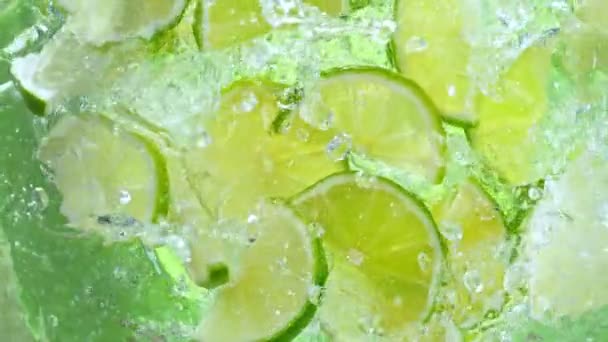 Super Slow Motion Shot Fresh Lime Slices Falling Water Whirl — стоковое видео