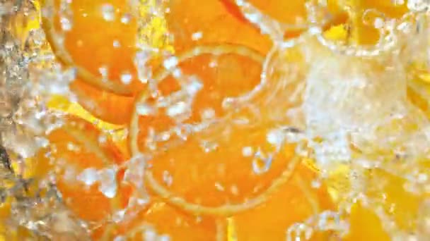 Super Ralenti Prise Vue Tranches Orange Fraîche Tombant Dans Tourbillon — Video