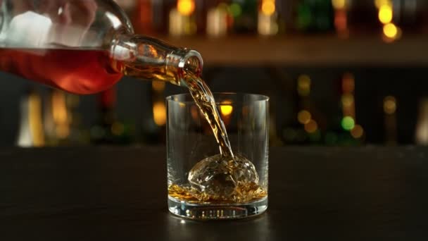 Super Slow Motion Shot Pouring Whiskey Vidro Com Gelo Rocha — Vídeo de Stock