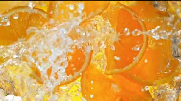 Super Pomalý Pohyb Záběr Čerstvé Pomerančové Plátky Padající Vodní Víry — Stock video