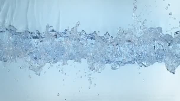 Super Slow Motion Shot Clear Water Wave Splash Jasnoniebieskim Tle — Wideo stockowe