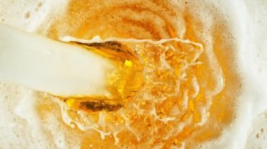 Super Slow Motion shot of Pouring and Splashing Beer Background, 1000fps 'de. Yüksek hızlı sinema kamerasıyla çekildi, 4K.