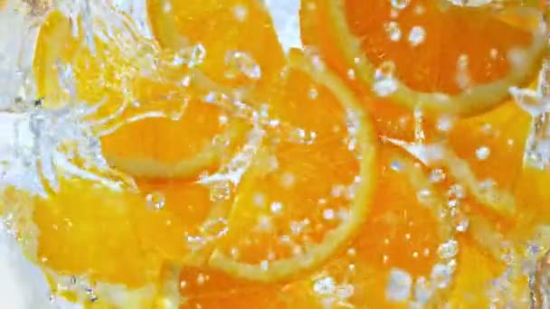 Super Slow Motion Shot Świeżych Plasterków Pomarańczy Spadających Wiru Wodnego — Wideo stockowe
