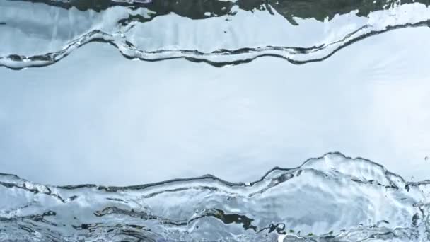 清澈水波在浅蓝色背景上以1000Fps的速度喷射的超慢速运动 用高速电影摄影机拍摄 — 图库视频影像