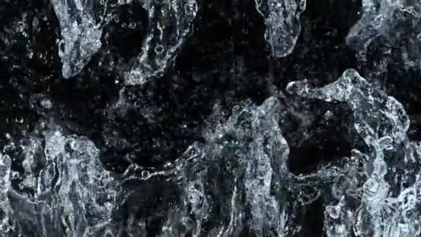 黒の背景に隔離された澄んだ水の波のスプラッシュの超スローモーションショット 4Kの高速シネマカメラで撮影 — ストック動画