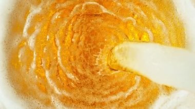 Super Slow Motion shot of Pouring and Splashing Beer Background, 1000fps 'de. Yüksek hızlı sinema kamerasıyla çekildi, 4K.