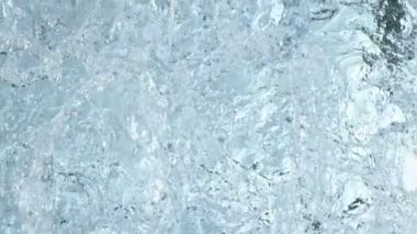 Açık Su Dalgası 'nın Süper Yavaş Çekimi Açık Mavi Arkaplan' da 300 fp 'de. Yüksek Hız Sinema Kamerası, 4K.