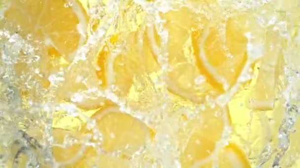 Taze Limon Dilimlerinin Süper Yavaş Çekimi 1000 Fps Hızla Suya — Stok video