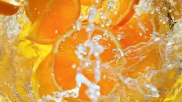 Супер Повільний Постріл Свіжих Апельсинових Шматочків Падають Водяний Шум Швидкістю — стокове відео